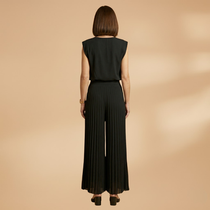 Women's Two-Piece Set with Pleated Trousers and Flattering Fit