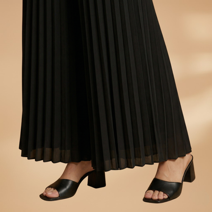 Women's Two-Piece Set with Pleated Trousers and Flattering Fit